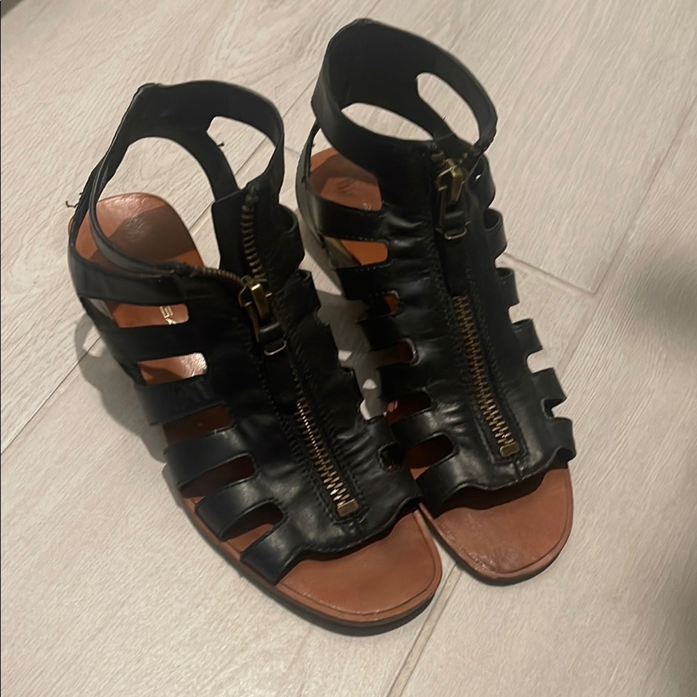 Via Spiga Black Gladiator Sandals with Leather Straps zipper closure
